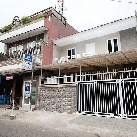 Reddoorz Syariah Near Siloam Hospital Kebon Jeruk Jacarta Exterior foto