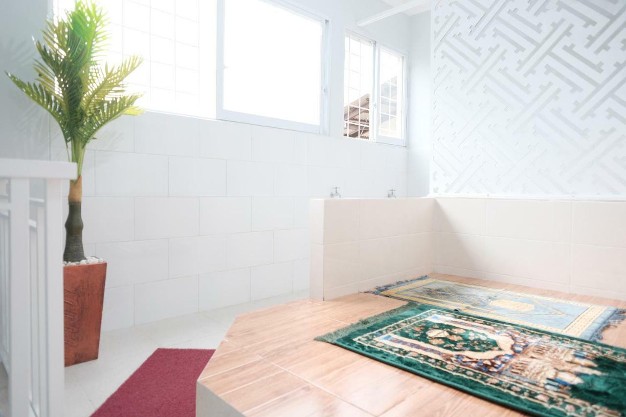 Reddoorz Syariah Near Siloam Hospital Kebon Jeruk Jacarta Exterior foto