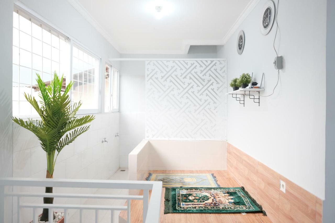 Reddoorz Syariah Near Siloam Hospital Kebon Jeruk Jacarta Exterior foto