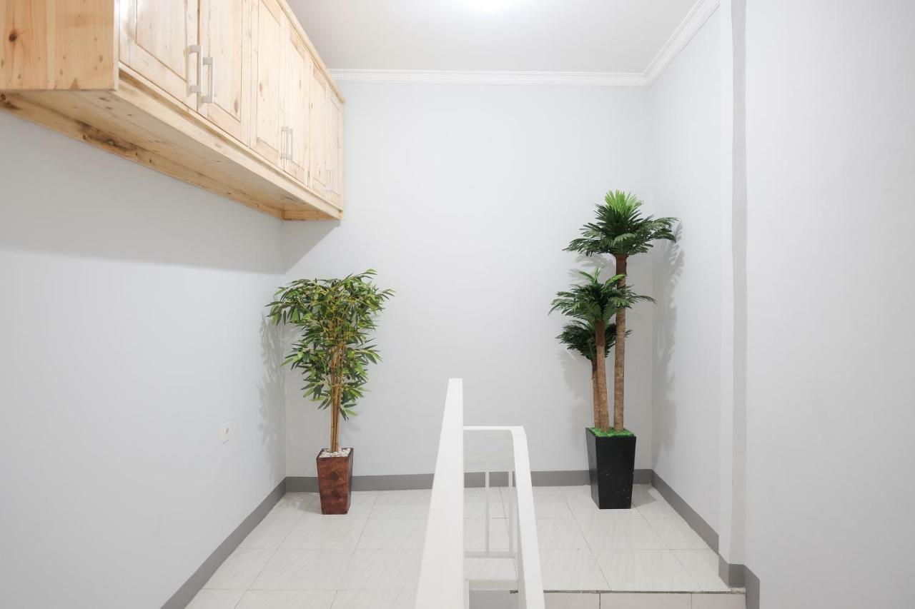 Reddoorz Syariah Near Siloam Hospital Kebon Jeruk Jacarta Exterior foto